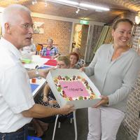 Wethouder_Heijstee_overhandigt_onze_prijs_-_de_taart.JPG