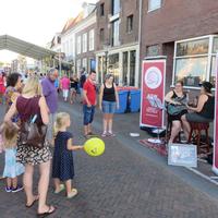 Ver.markt16-Irenka_en_Marinka_trekken_veel_belangstelling.JPG